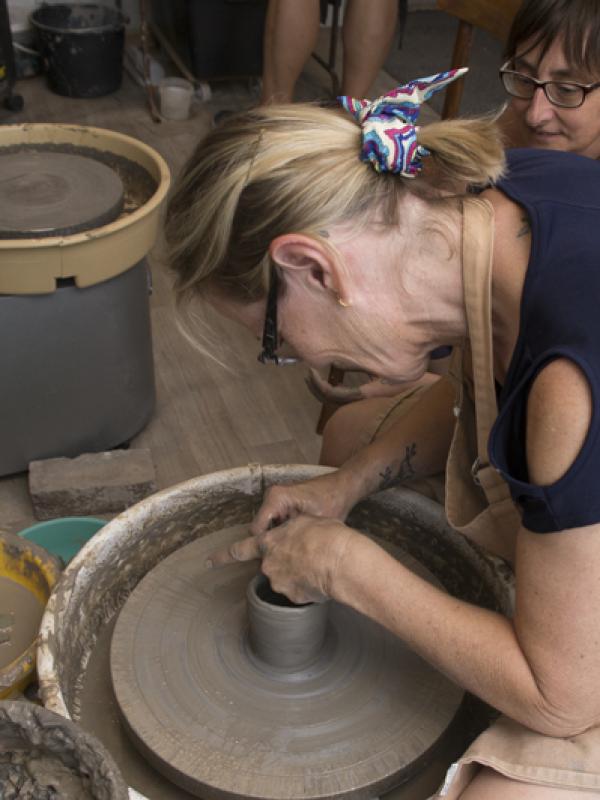Deux mains la terre -  Marc Zommer Photographies