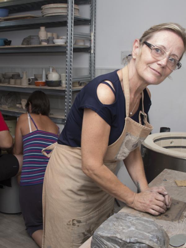 Deux mains la terre -  Marc Zommer Photographies