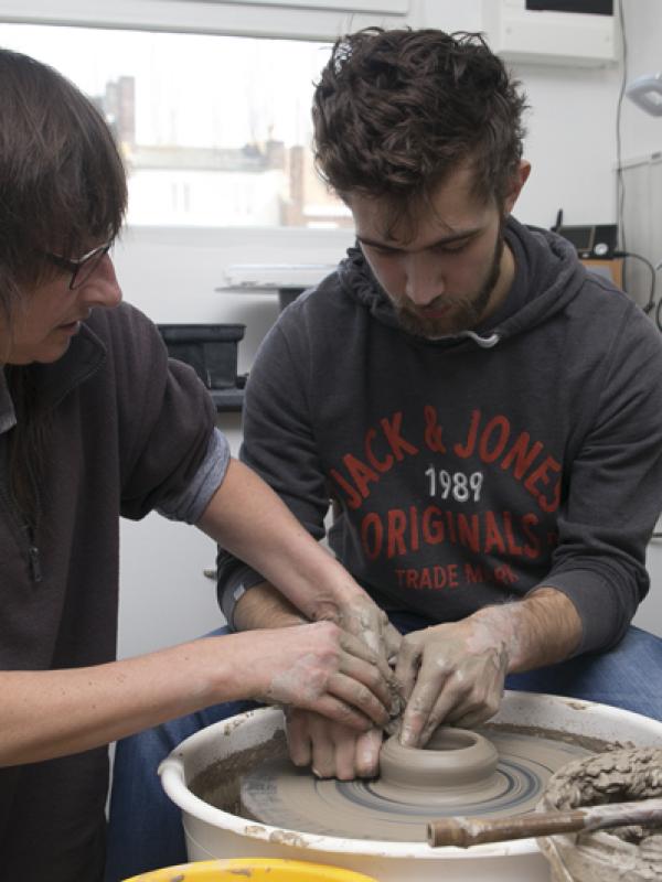 Deux mains la terre  -  Marc Zommer photographies