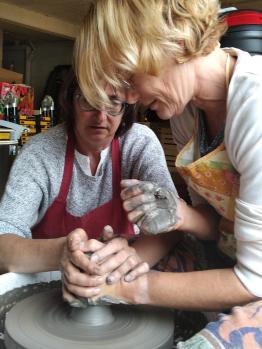 Deux mains la terre - Cours poterie fête des mères