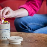N31potcvbg deux mains la terre pot avec couvercle 3